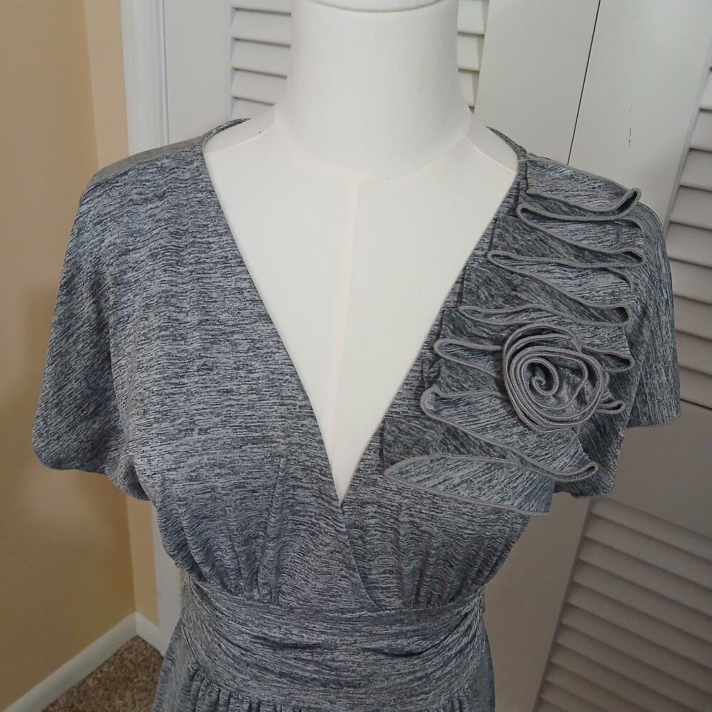 SPEECHLESS Medium grey v-neck wrapped waist floral accent stretchy dress
